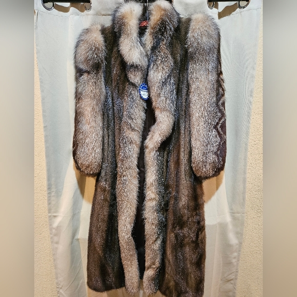 Luxurious Mahogany Mink Fur Coat with Fox Trim - Picture 1 of 6